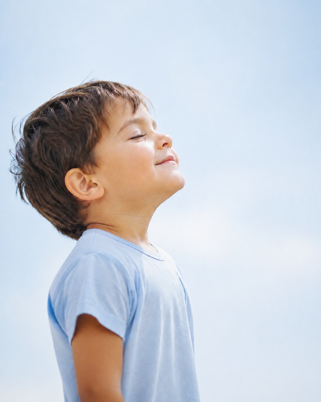 Niño respirando tranquilo al aire libre